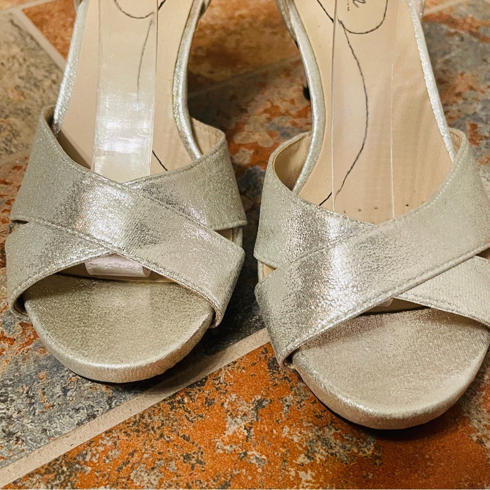 🦌Flashy Sassy Metallic Peep Toe D’Orsay Style Silver Party Heels by LifeStride! - Picture 8 of 15